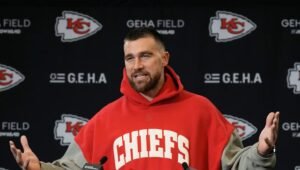 شب احساسی تراویس کلسی در ورزشگاه اَروهد ممکن است آخرین حضور او باشد، در حالی که تصمیم درباره بازنشستگی‌اش در هاله‌ای از ابهام قرار دارد.