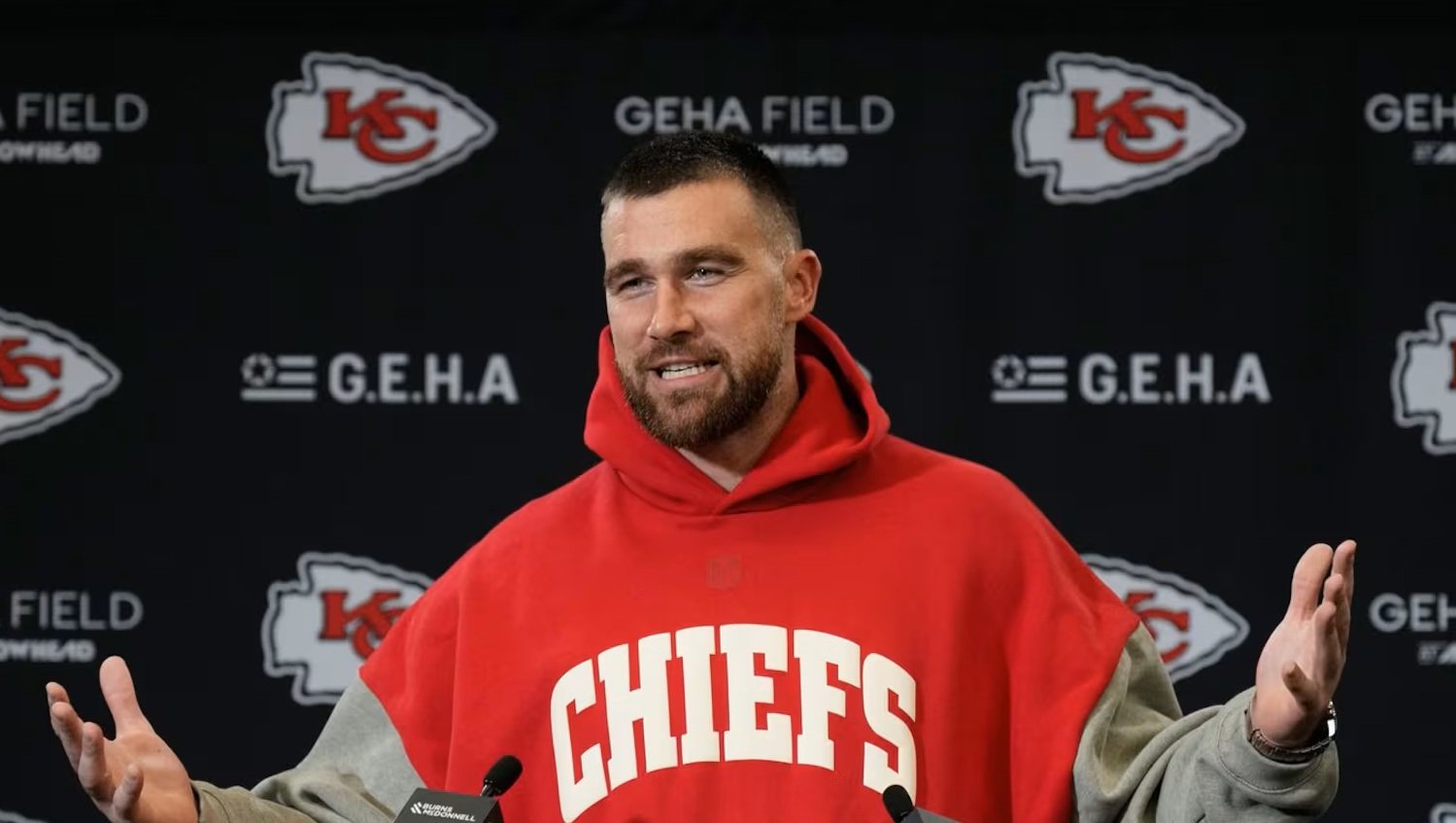 شب احساسی تراویس کلسی در ورزشگاه اَروهد ممکن است آخرین حضور او باشد، در حالی که تصمیم درباره بازنشستگی‌اش در هاله‌ای از ابهام قرار دارد.