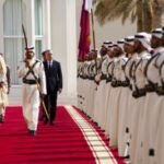 به نقل از رسانه های در کانادا نخست‌وزیر کانادا، مارک کارنی، در سفر رسمی خود به دوحه اعلام کرد که قطر آماده است در پروژه‌های بزرگ زیربنایی کانادا سرمایه‌گذاری‌های گسترده و هدفمند انجام دهد. به گفتهٔ او، این همکاری می‌تواند روند اجرای پروژه‌ها را سرعت بخشد، ظرفیت صنایع انرژی را افزایش دهد و فرصت‌های شغلی تازه‌ای برای شهروندان کانادایی ایجاد کند. کارنی این توافقات را آغاز مرحله‌ای تازه در روابط دو کشور توصیف کرد و گفت که کانادا و قطر قصد دارند همکاری‌های فرهنگی و ارتباطات مردمی را نیز تقویت کنند. او اشاره کرد که افزایش پروازهای مستقیم میان دو کشور می‌تواند به رشد گردشگری و توسعهٔ روابط تجاری کمک کند. وی همچنین ابراز امیدواری کرد که مذاکرات مربوط به توافق‌نامهٔ حمایت از سرمایه‌گذاری میان دو کشور، که سال‌ها متوقف مانده بود، تا تابستان پیش‌رو نهایی شود. قرار است کانادا یک وابستهٔ دفاعی نیز در دوحه تعیین کند تا همکاری‌های امنیتی و دفاعی گسترش یابد. در جریان این سفر، نخست‌وزیر کانادا در مراسم رسمی استقبال شرکت کرد و با امیر قطر، شیخ تمیم بن حمد آل ثانی، دیدار نمود. کارنی از امیر قطر دعوت کرده است که در سال جاری به کانادا سفر کند. این سفر بخشی از تلاش‌های دولت کانادا برای گسترش همکاری‌ها در حوزه‌های هوش مصنوعی، انرژی، زیرساخت و دفاع و همچنین جذب سرمایه‌گذاری‌های جدید فراتر از شرکای سنتی این کشور عنوان شده است