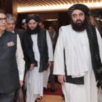 فغانستان و هند؛ همکاری تازه در بخش صحت با توقف واردات دارو از پاکستان، هند به شریک مهم صحی افغانستان تبدیل شده است. دهلی‌نو ۷۷۶ کارتن داروی ضدسرطان و واکسین به ارزش ۵ میلیون دالر به کابل کمک کرده و وعده ساخت یک شفاخانه و فراهم‌سازی دستگاه رادیوتراپی را داده است. سفر سه وزیر طالبان به هند، آغاز مرحله تازه‌ای از روابط دو کشور دانسته می‌شود. تحلیلگران می‌گویند این همکاری‌ها هم به بهبود خدمات صحی افغانستان کمک می‌کند و هم نقش هند را در منطقه تقویت می‌سازد.