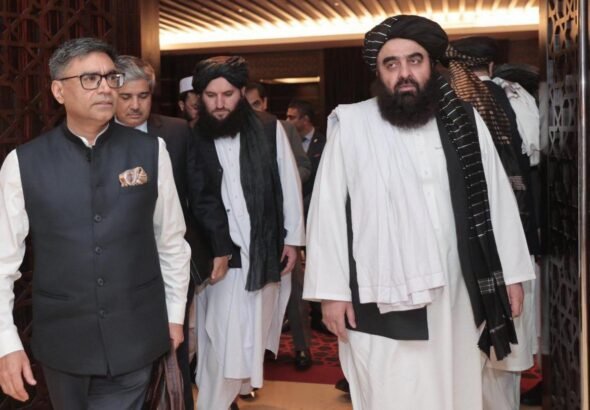 فغانستان و هند؛ همکاری تازه در بخش صحت با توقف واردات دارو از پاکستان، هند به شریک مهم صحی افغانستان تبدیل شده است. دهلی‌نو ۷۷۶ کارتن داروی ضدسرطان و واکسین به ارزش ۵ میلیون دالر به کابل کمک کرده و وعده ساخت یک شفاخانه و فراهم‌سازی دستگاه رادیوتراپی را داده است. سفر سه وزیر طالبان به هند، آغاز مرحله تازه‌ای از روابط دو کشور دانسته می‌شود. تحلیلگران می‌گویند این همکاری‌ها هم به بهبود خدمات صحی افغانستان کمک می‌کند و هم نقش هند را در منطقه تقویت می‌سازد.