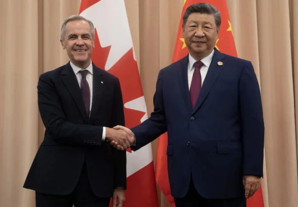 آغاز تازه همکاری اقتصادی کانادا و چین ! به گزارش رسانه‌های معتبر کانادایی، و منابع رسمی دولت کانادا، روابط اقتصادی میان کانادا و چین وارد مرحله‌ای تازه شده است؛ مرحله‌ای که مقام‌های دو کشور از آن به‌عنوان «بازتنظیم راهبردی» و آغاز فصل جدید همکاری‌های اقتصادی یاد می‌کنند. بر اساس بیانیهٔ مشترک منتشرشده پس از دیدار نخست‌وزیر کانادا، مارک کارنی، با مقام‌های ارشد چین در پکن، در سایت وزارت خارجه کانادا دو کشور توافق کرده‌اند که اختلافات تجاری سال‌های گذشته را کنار گذاشته و مسیر تازه‌ای برای سرمایه‌گذاری، تجارت و همکاری صنعتی ایجاد کنند. در همین چارچوب، دولت کانادا اعلام کرده است که یک توافق اصولی برای حل‌وفصل مسائل تجاری و گسترش همکاری‌های اقتصادی با چین به دست آمده است؛ توافقی که شامل حوزه‌هایی مانند کشاورزی، انرژی، خودروهای برقی، مالی و صنایع غذایی می‌شود. رسانهٔ CBC نیز گزارش داده است که این توافق تازه، از سوی نخست‌وزیر کارنی یک «توافق تاریخی» توصیف شده و می‌تواند مسیر صادرات کانادا به چین را در بخش‌هایی مانند کانولا و موتر های (ماشین های ) برقی تقویت کند.