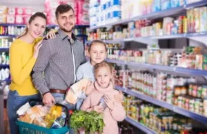 عکس خانواده در حال خرید