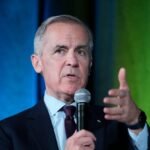 ۱) عکس مارک کارنی در یک نشست رسمی یا هنگام سخنران