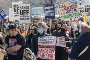 گردهم‌آیی گستردهٔ محصلان در تورنتو علیه کاهش کمک‌هزینه‌های OSAP