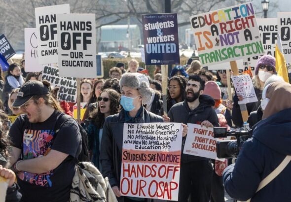 گردهم‌آیی گستردهٔ محصلان در تورنتو علیه کاهش کمک‌هزینه‌های OSAP