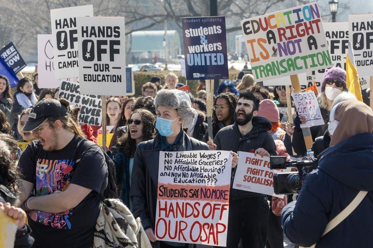 گردهم‌آیی گستردهٔ محصلان در تورنتو علیه کاهش کمک‌هزینه‌های OSAP