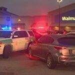 عکس خودروهای پارک‌شده در شب همراه با چراغ‌های پلیس