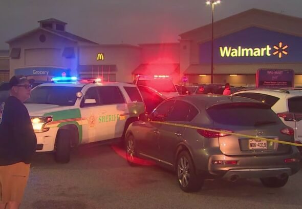 عکس خودروهای پارک‌شده در شب همراه با چراغ‌های پلیس